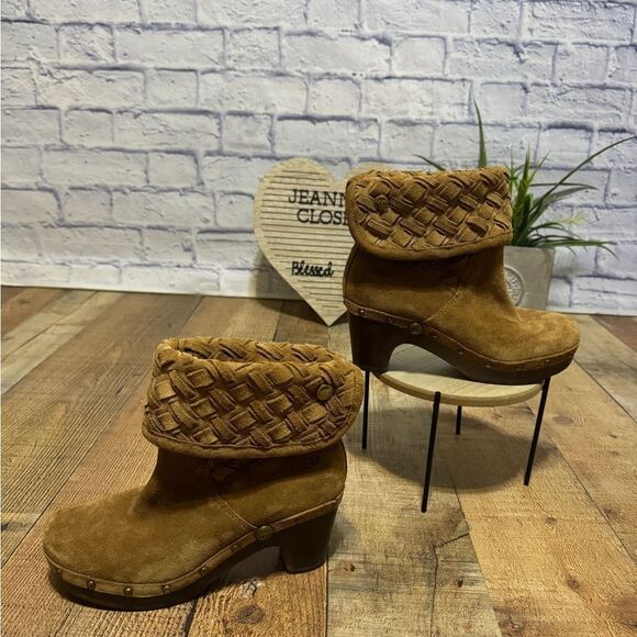 UGG Lynnea Arroyo Boots Brown Woven Suede Studded Clog Heels Womens Sz 6 - Picture 3 of 12